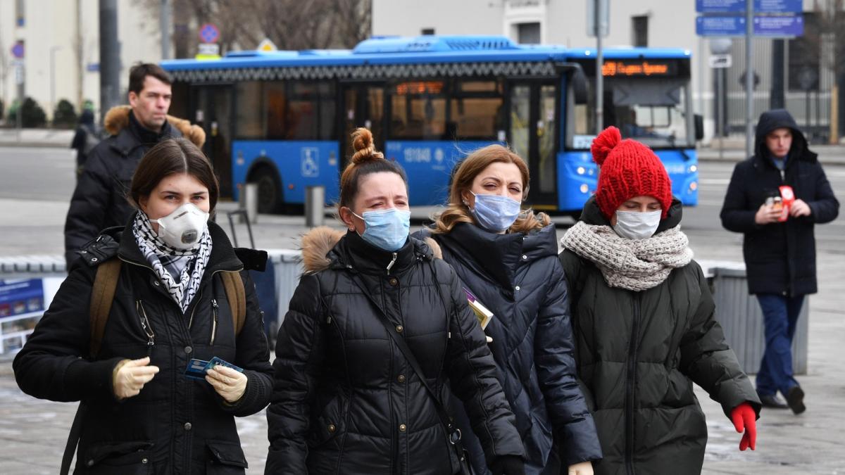 Люди в масках от коронавируса люди маска коронавирус россия
