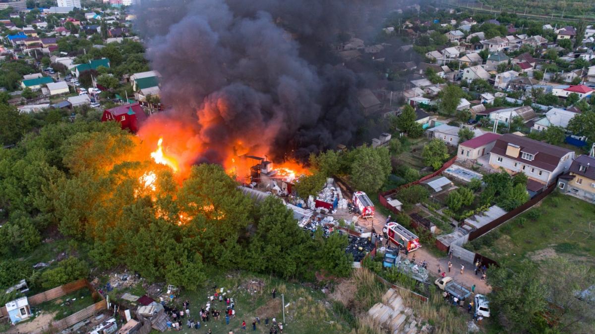 В Волгограде ветер не дает потушить страшный пожар в районе Мамаева Кургана В Волгограде ветер не дает потушить страшный пожар в районе Мамаева Кургана