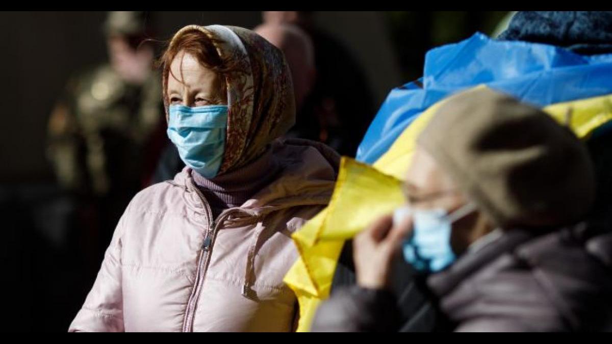 Люди в масках с украинским флагом Коронавирус на Украине фото