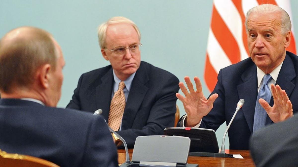 Байден надеется убедить Путина вернуть послов в дипмиссии СМИ: в США надеются, что Путин и Байден договорятся о возвращении послов