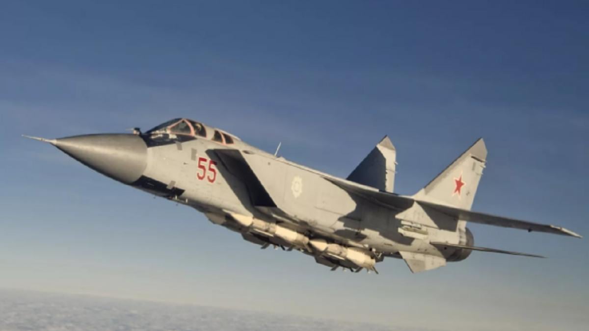 Rossijskij Mig 31 Soprovodil Voennyj Samolet Ssha Nad Chukotskim Morem