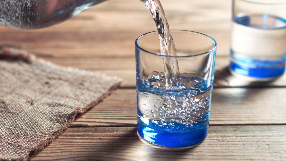 Вода с газом в стакане Минеральная вода в стакане