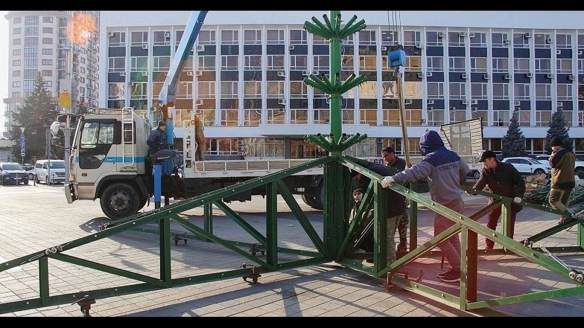 Установка новогодней елки в Краснодаре центральная площадь краснодар