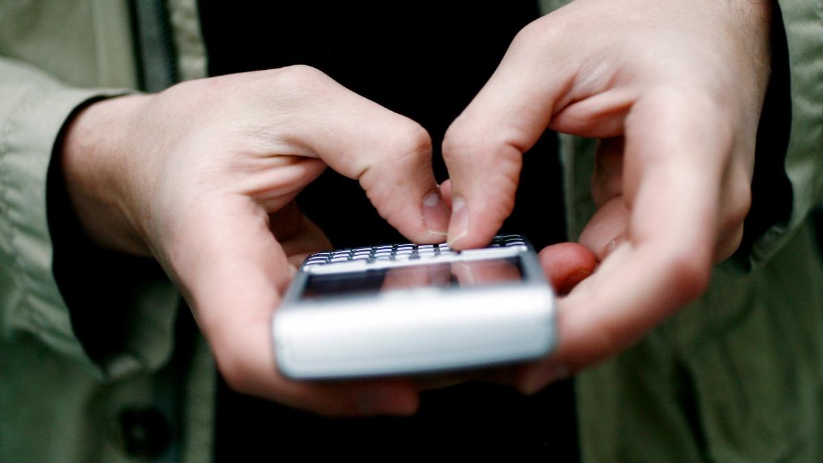 Эксперт по информатике посоветовал не давать телефон незнакомцам для звонка руки, телефон, махинация
