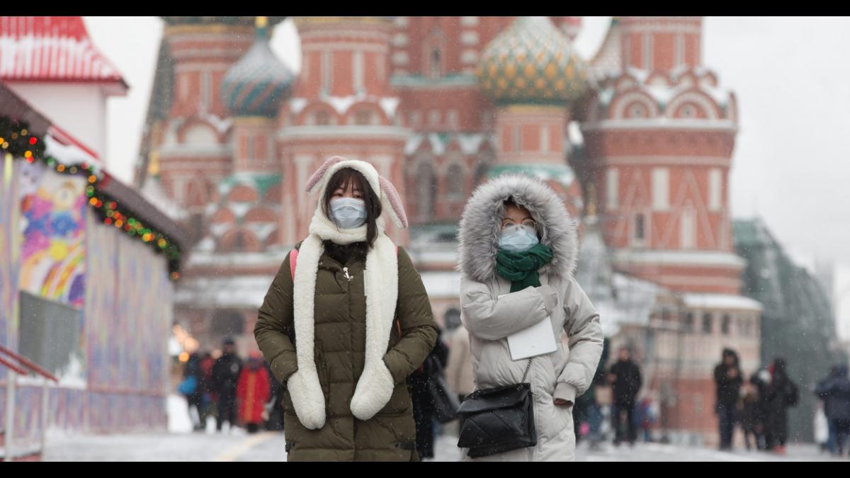 Люди в медицинских масках на Красной площади Люди в Москве на Красной площади