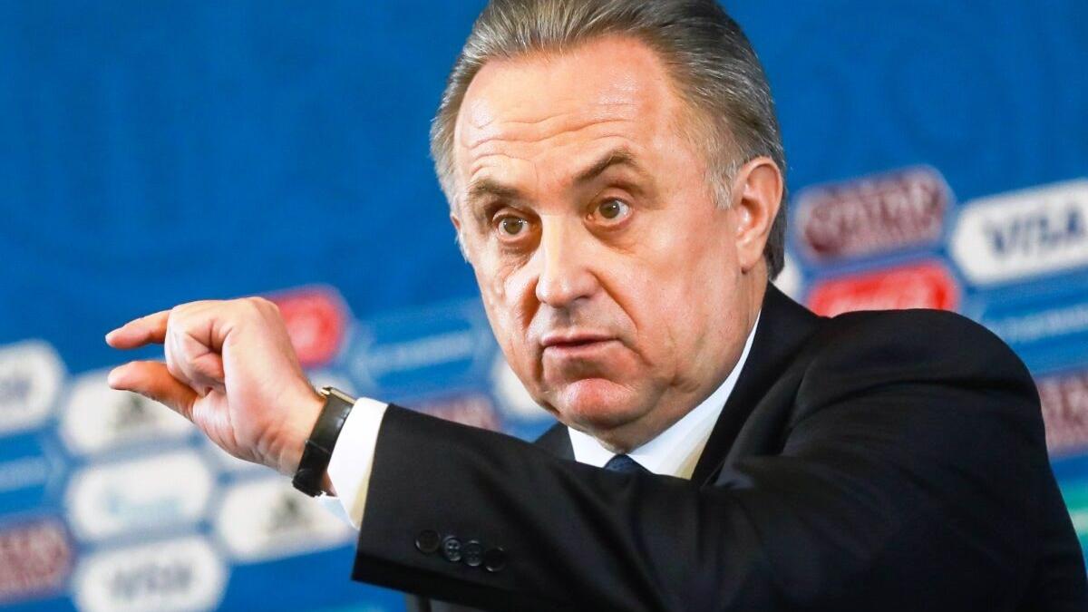 Генеральный директор ДОМ.РФ Виталий Мутко показывает снижение по ставкам пальцами Виталий Мутко ДОМ.РФ