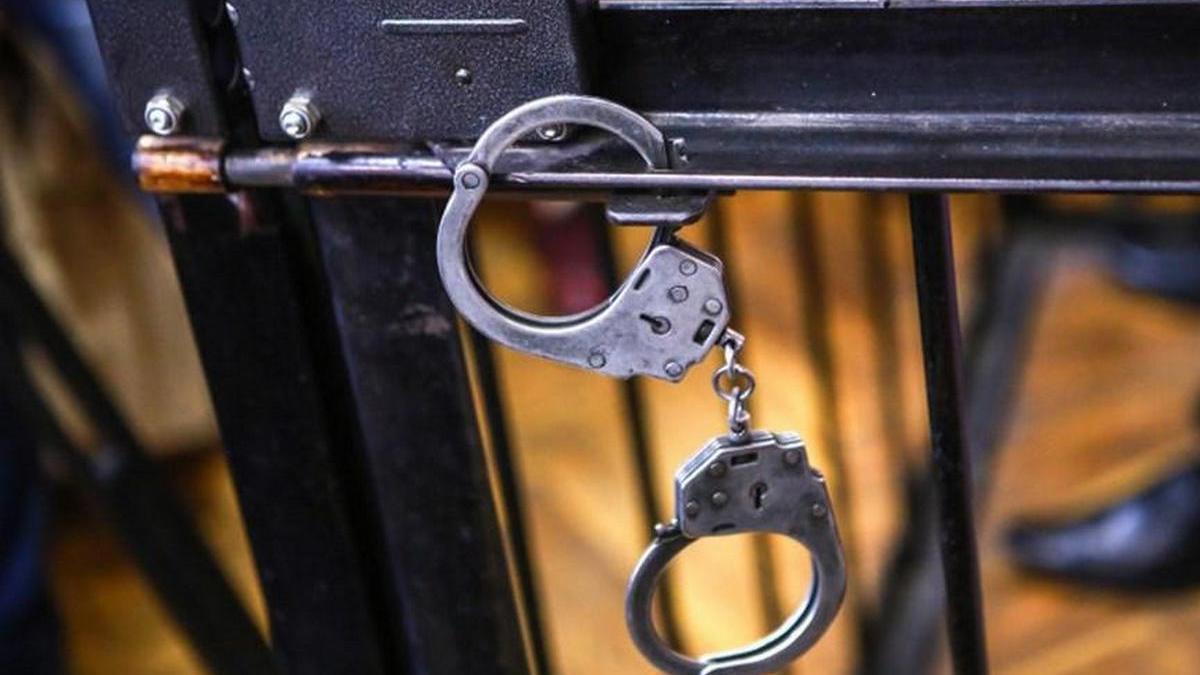 В Москве задержан замначальника Генштаба по подозрению в хищении 6,7 миллиардов рублей наручники