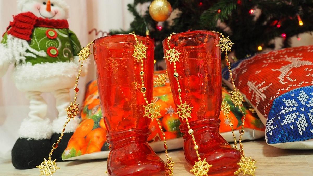 Новогодние украшения и елка Новогодние украшения