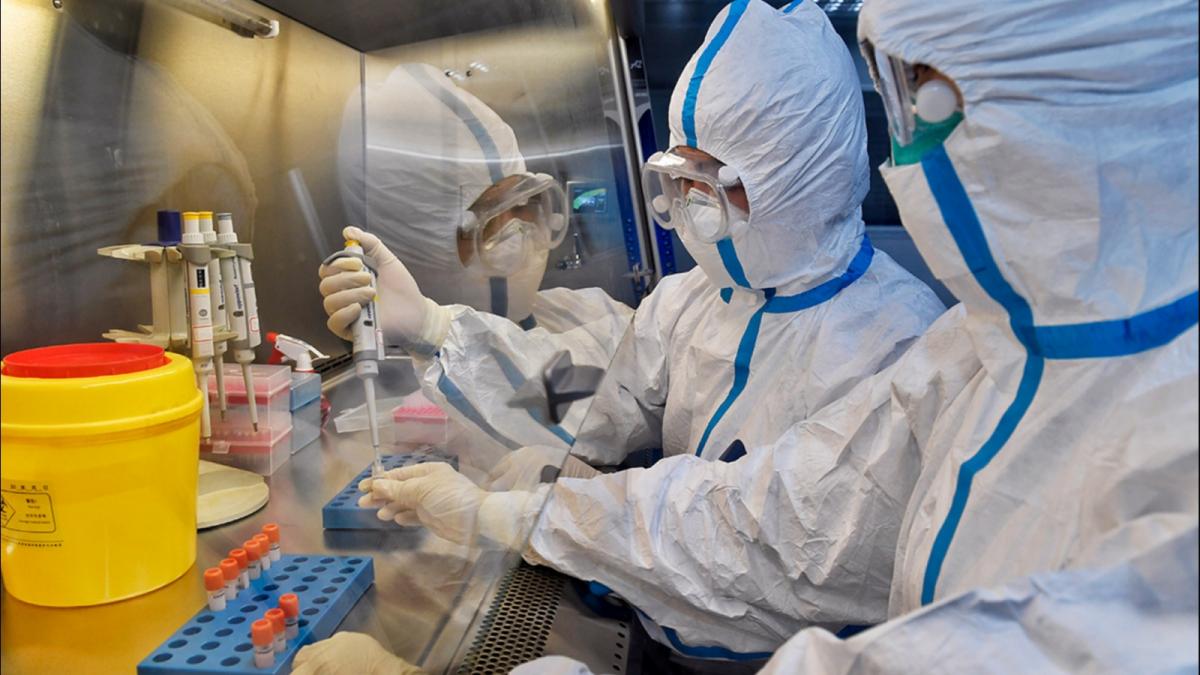 Люди в защитных костюмах Вакцина от коронавируса Врачи вирусологи Разработка вакцины