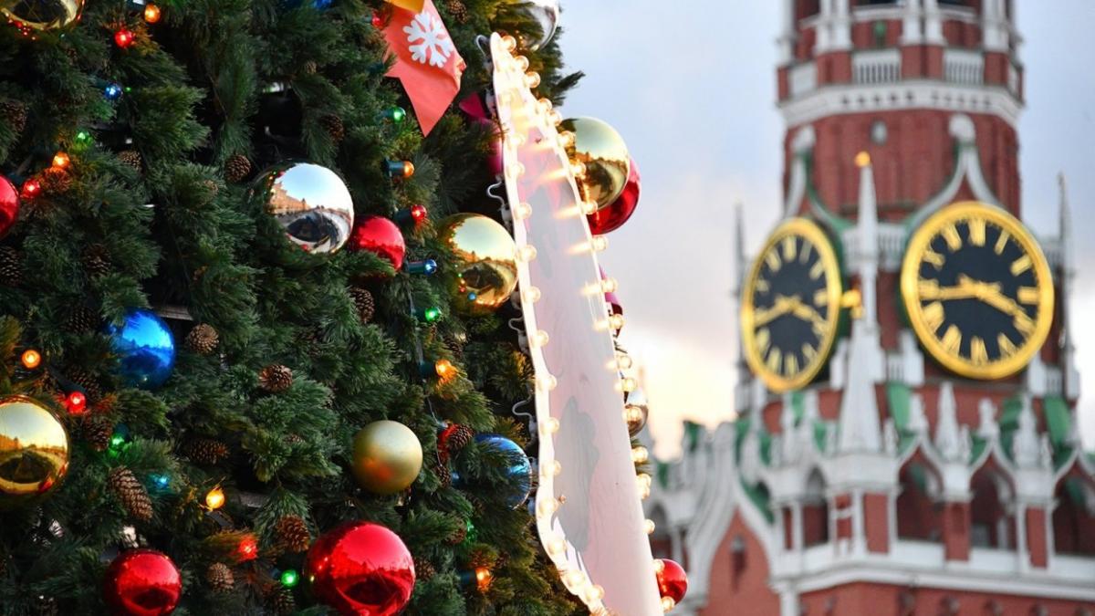В Госдуме будет рассмотрен законопроект о переносе выходного дня на 31 декабря Новогодняя елка и кремль