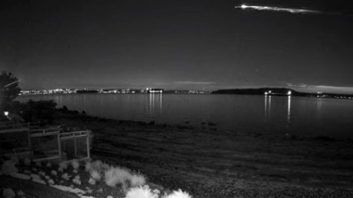 падающий обломок ракеты SpaceX над США картинка горящий обломок ракеты картинка