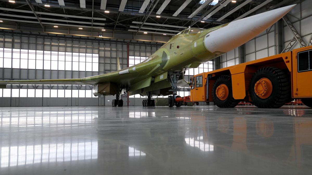 Обновленный Ту-160 на авиационном заводе в Казани ту-160 казанский авиационный завод