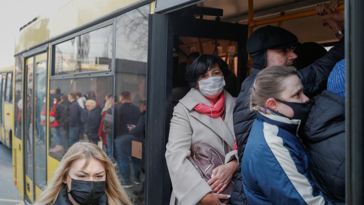 люди в масках в транспорте люди в масках