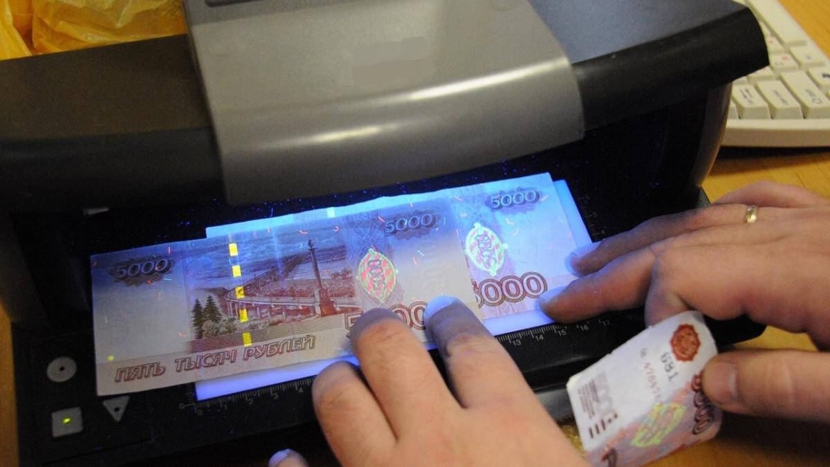 Проверка банкнот Названы самые подделываемые банкноты в России