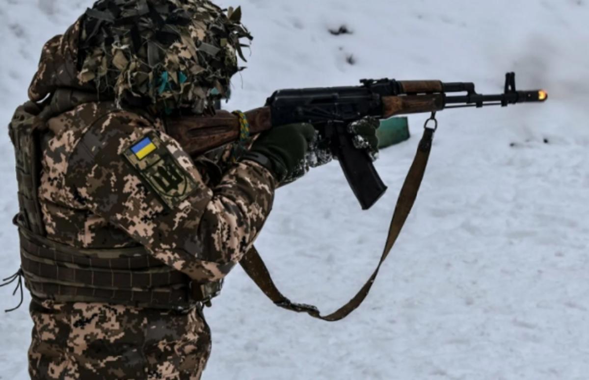 Украинский военный с оружием