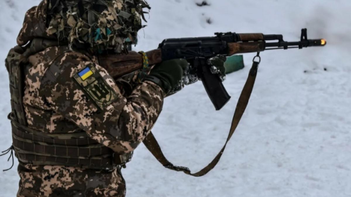 Украинский военный с оружием