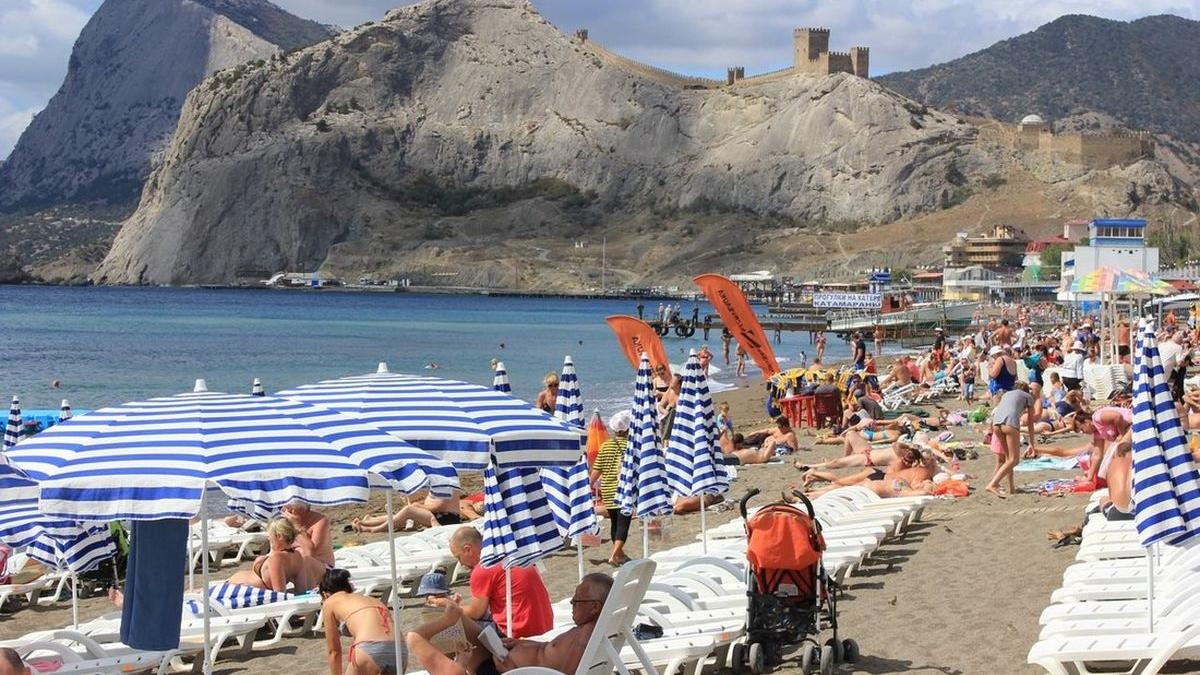 отдыхающие на пляже Крыма курортный сезон в Крыму