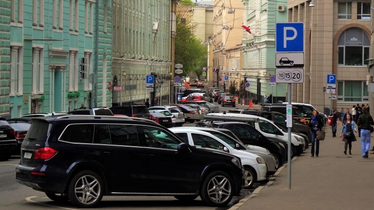 В Москве с февраля введут платные парковки на 80 улицах машины стоят на парковке в Москве