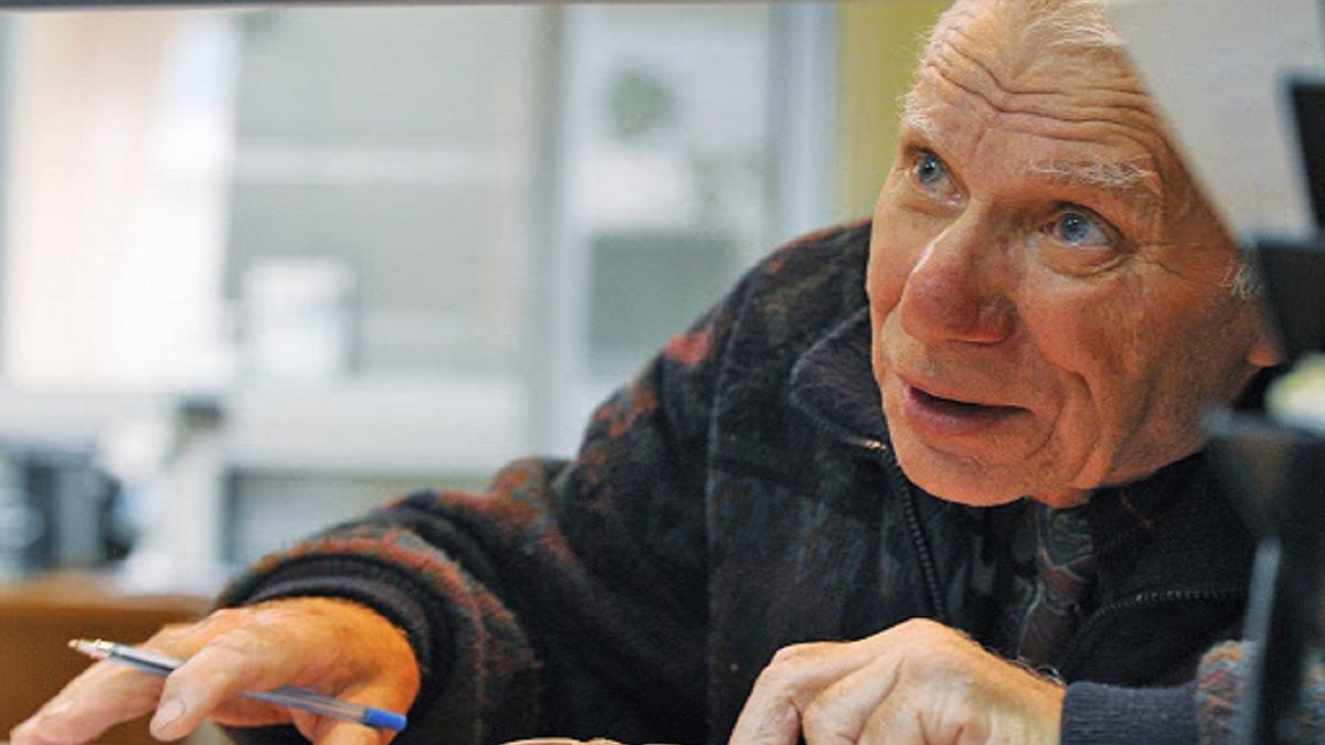 Пенсионер получает пенсию Пенсионер