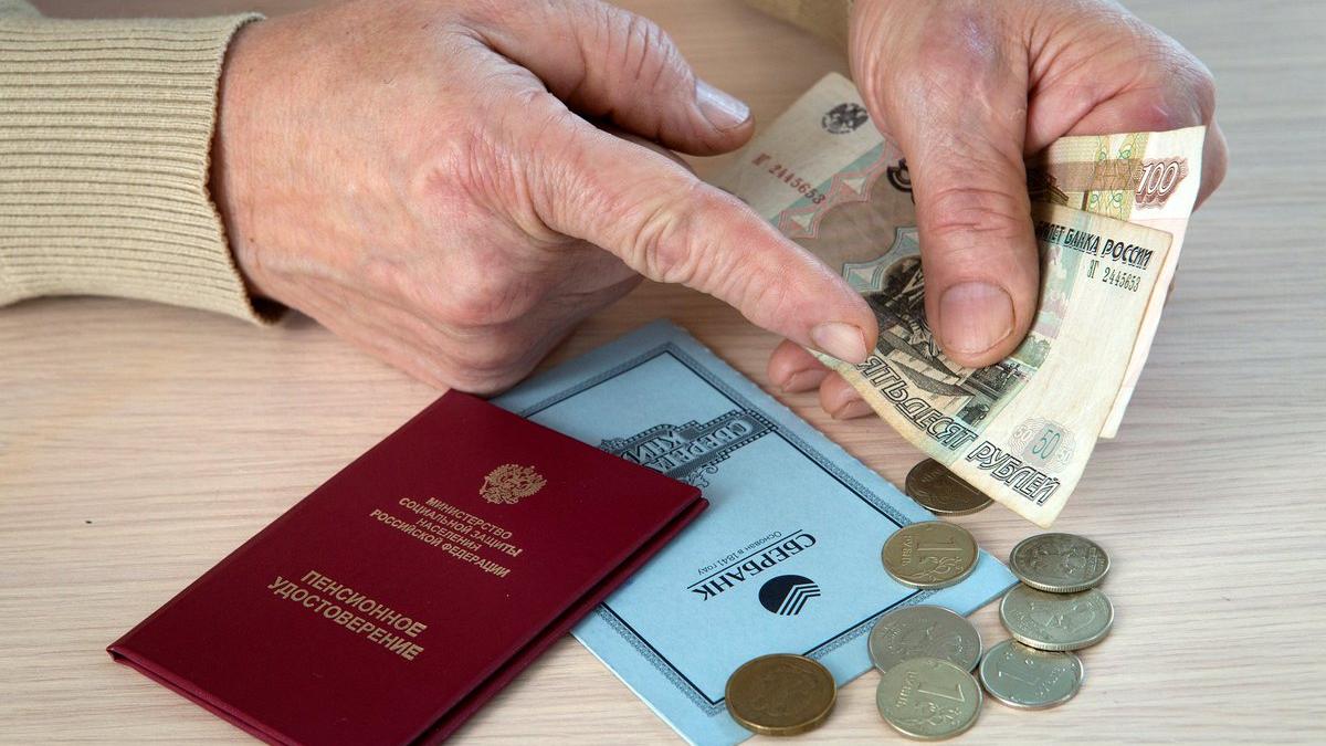 Пенсионные выплаты повышение Деньги в руках пенсионера