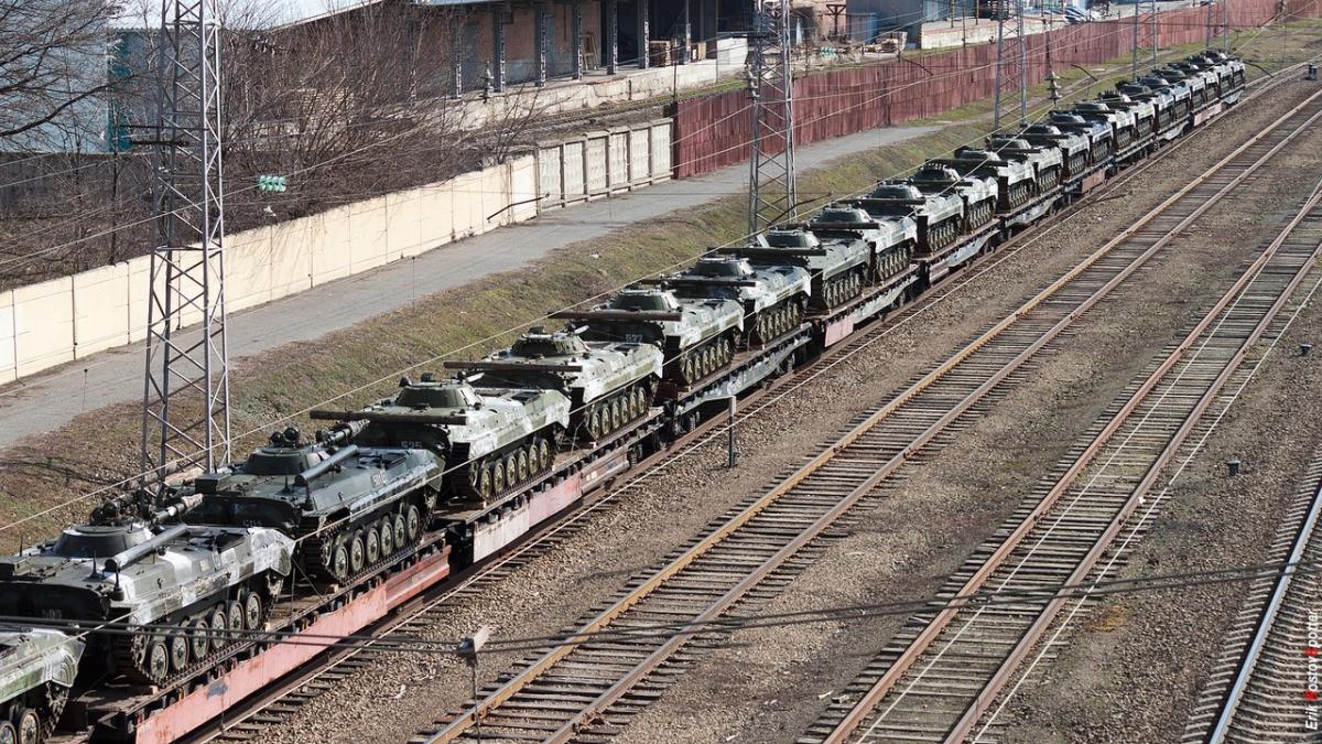 Переброска войск по железной дороге эшелоны с военной техникой