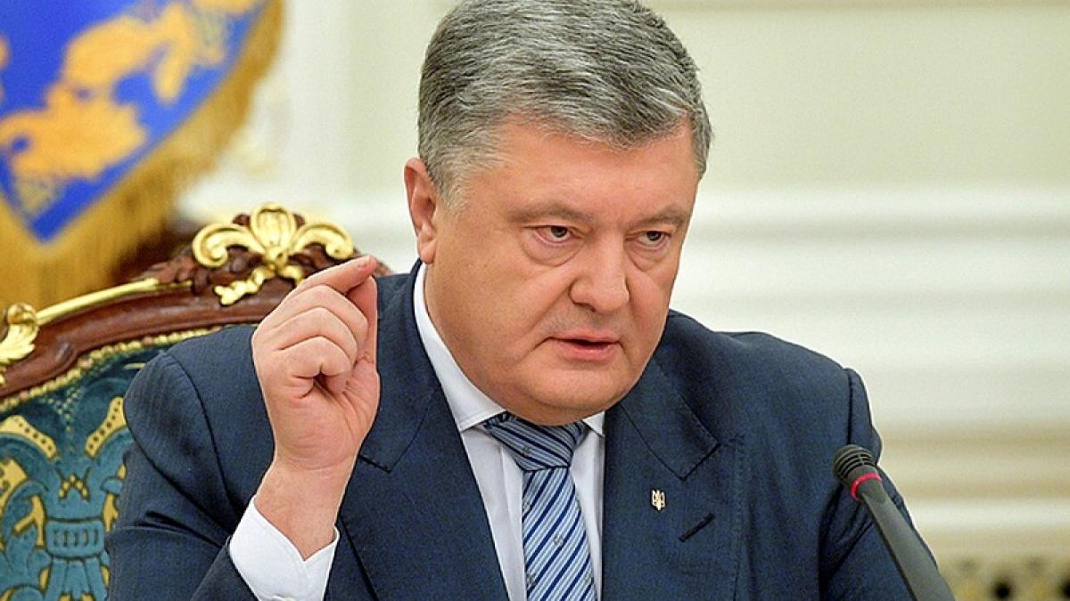 Порошенко покинул здание администрации президента Украины Порошенко покинул здание администрации президента Украины