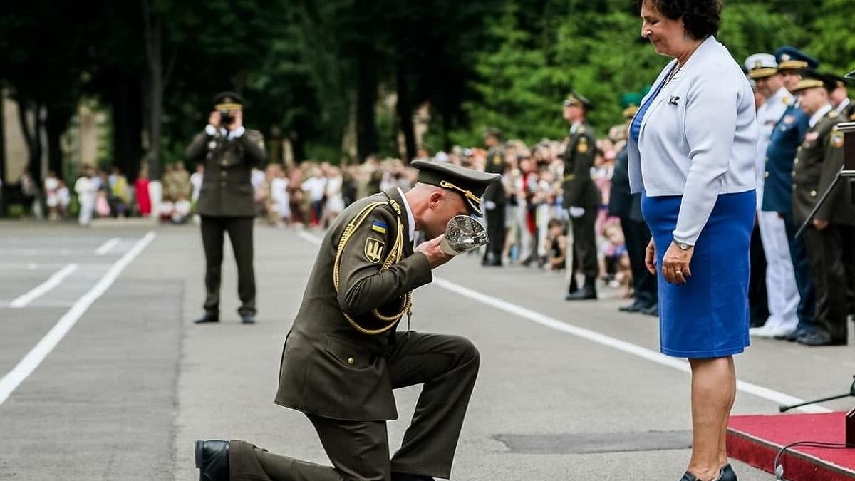 Кадр церемонии В России оценили преклонение колен офицером ВСУ