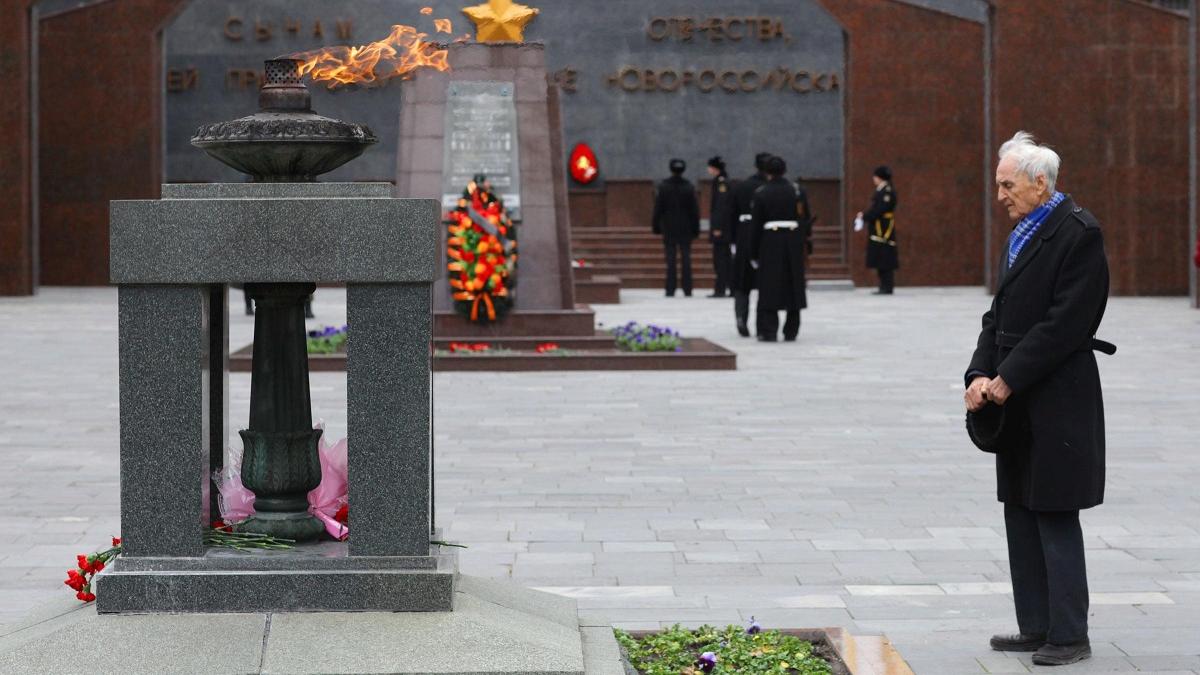 Площадь Героев в Новороссийске Площадь Героев в Новороссийске