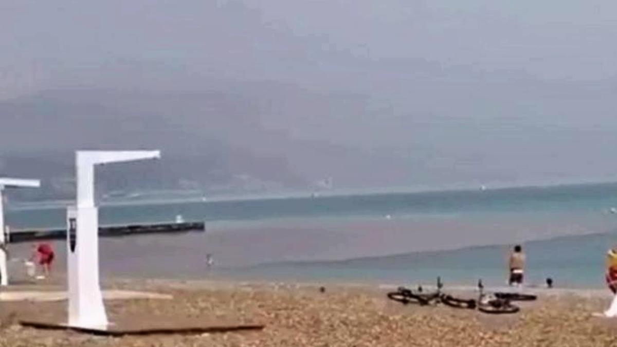 Близ Новороссийска нечистоты хлынули в Черное море Пляж