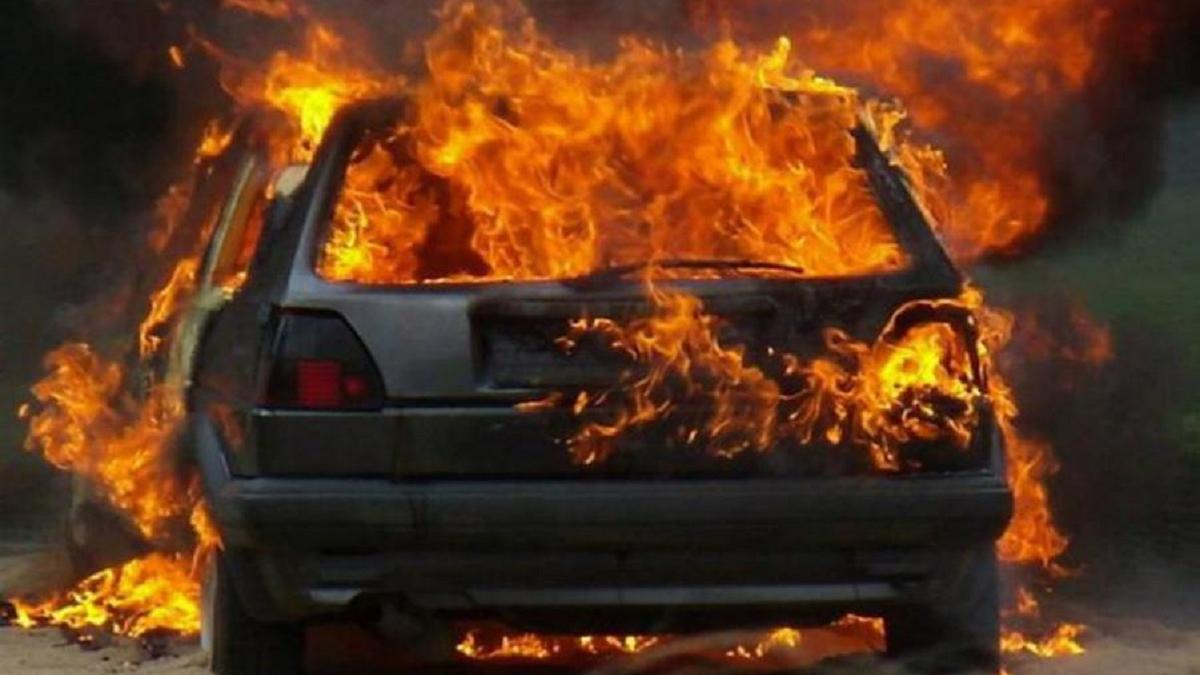 Горит машина Поджог автомобиля