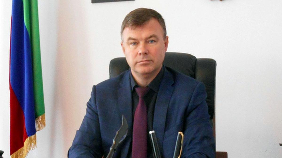 Силовики провели обыски в доме и кабинете главы Кизлярского района Дагестана Александр Погорелов сидит в кабинете за столом