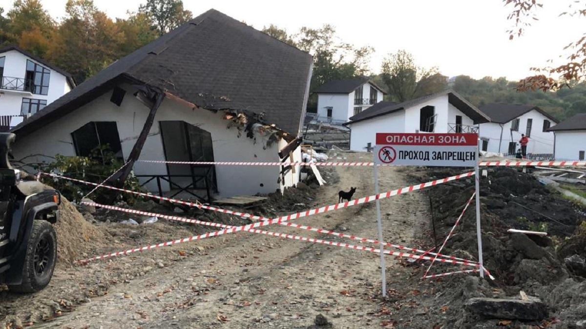 Поселок Сергей-поле Доступ в разрушенный оползнем поселок Сергей-поле в Сочи все еще закрыт