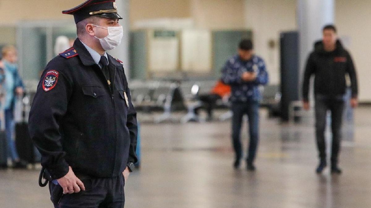 Москвичам выдадут спецпропуска для передвижения по городу Полицейский в маске