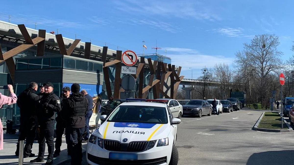 Украинским радикалам не понравился план по примирению с Донбассом, предложенный СНБО Украинская полиция приехала на место беспорядков