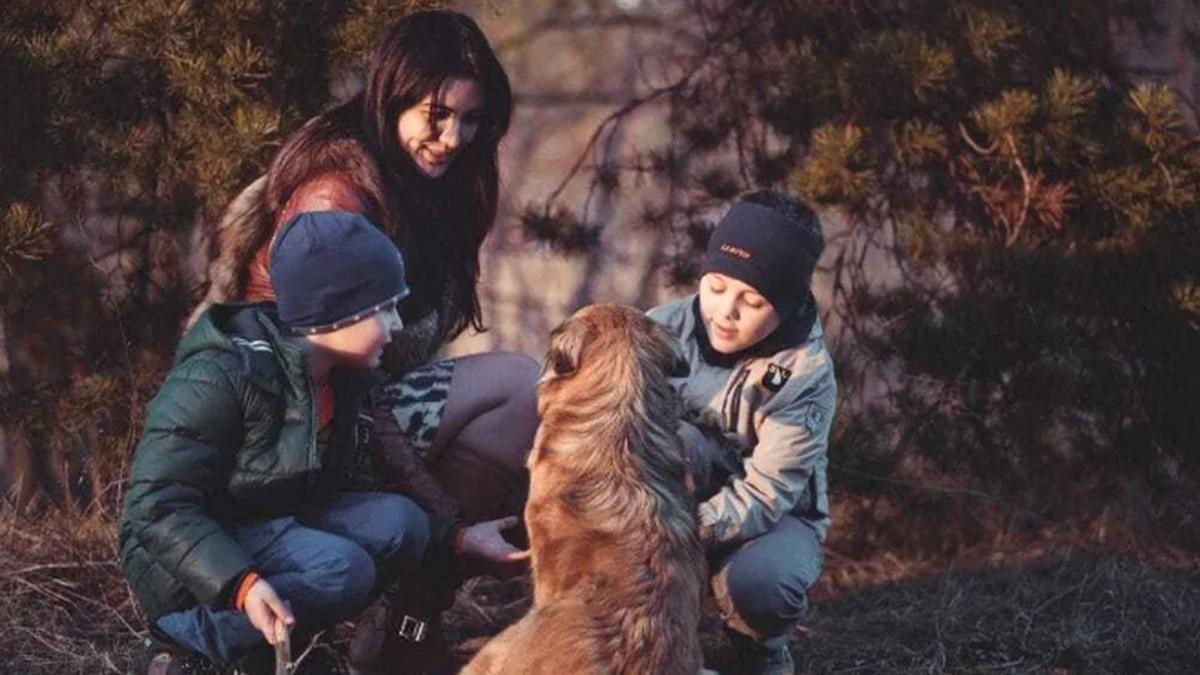 мама с детьми на прогулке с собакой семья на прогулке с собакой
