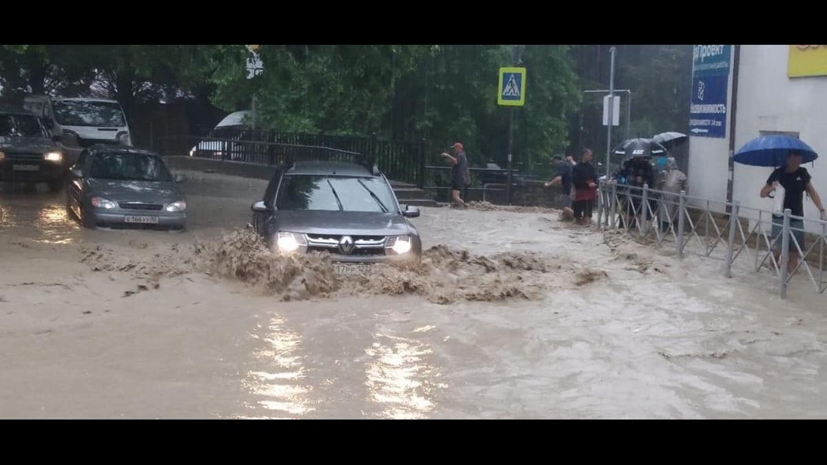 улицу затопило улицу затопило