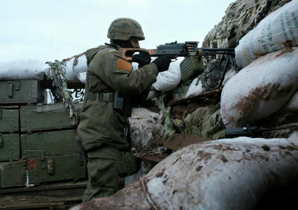 Военный ВСУ в Донбассе обстрел