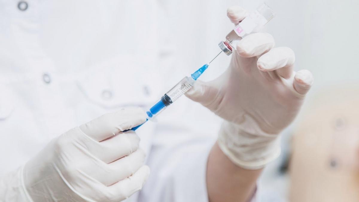 Шприц с вакциной для прививки Шприц с вакциной