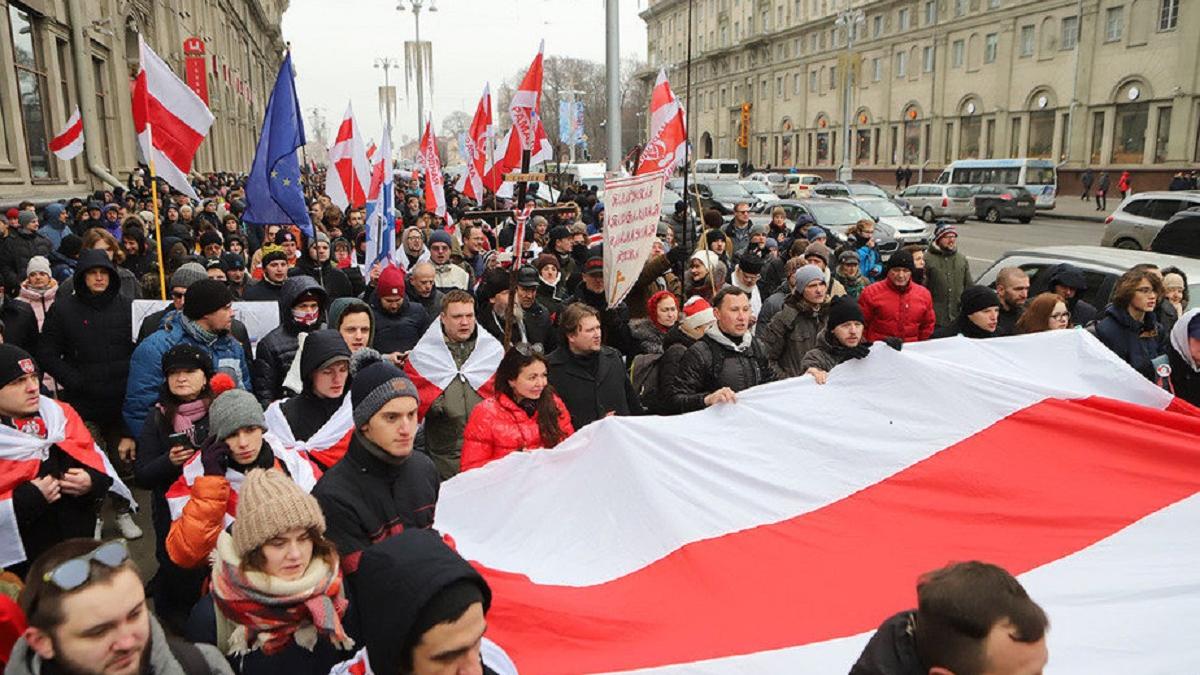 Митингующие в Минске отправились к посольству России Митингующие в Минске отправились к посольству России