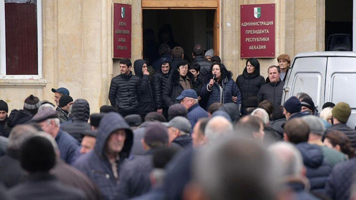 Верховный суд Абхазии постановил назначить новые выборы президента протестующие требуют отставки Рауля Хаджимбы в Абхазии
