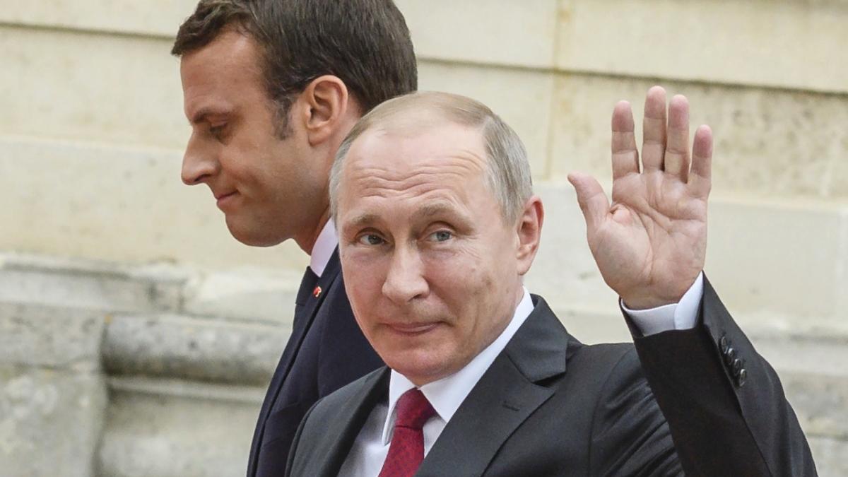 Эммануэль Макрон и Владимир Путин Эммануэль Макрон и Владимир Путин
