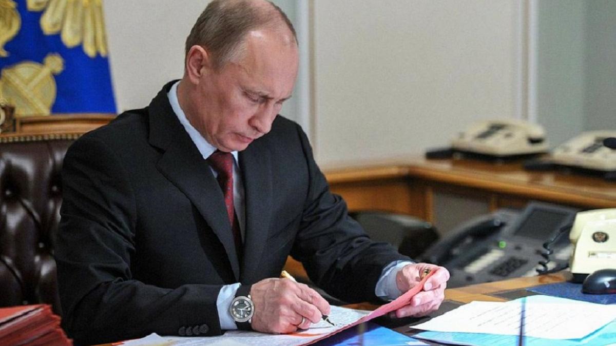 Президент РФ Владимир Путин путин президент рф подписывает документ фото
