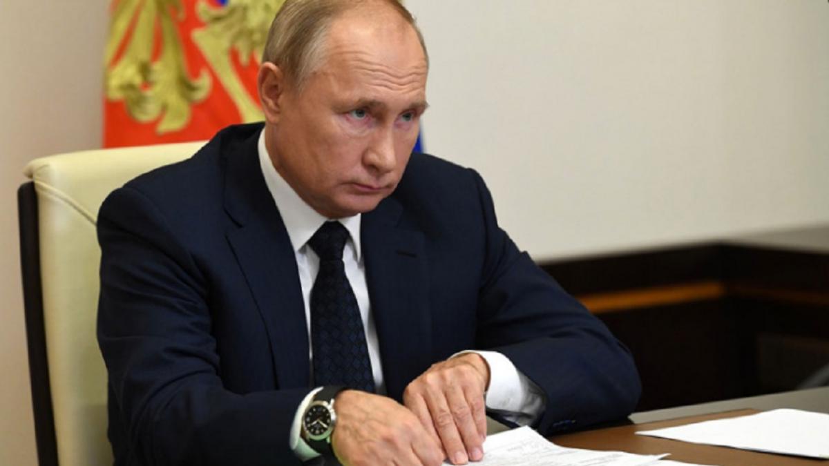 Манипуляции Путина с оранжевой папкой озадачили пользователей сети В Сети объяснили манипуляции Путина с папкой