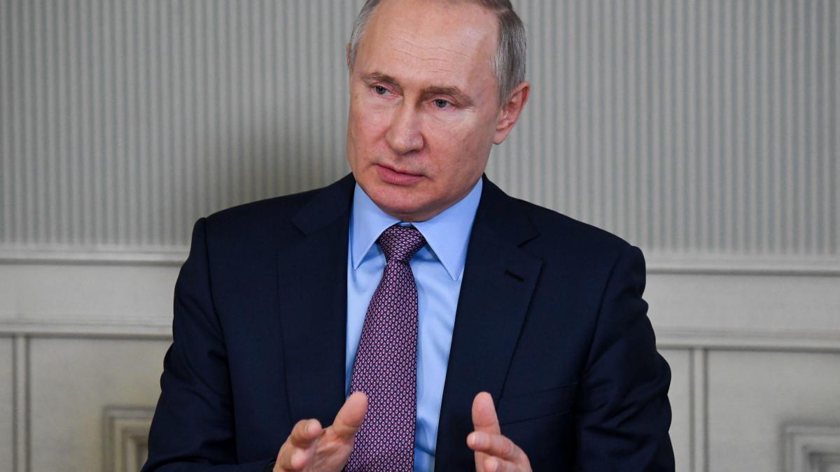 Президент РФ Путин Путин руки показывает