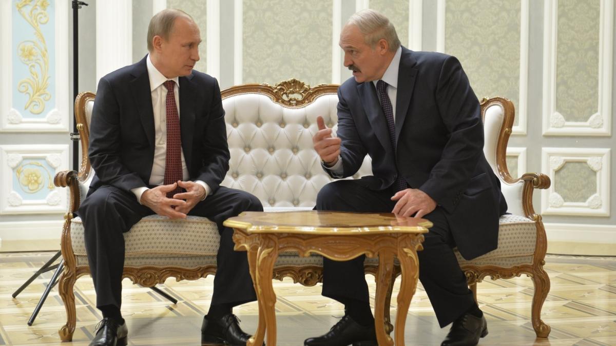Владимир Путин и Александр Лукашенко беседуют на саммите владимир путин и александр лукашенко
