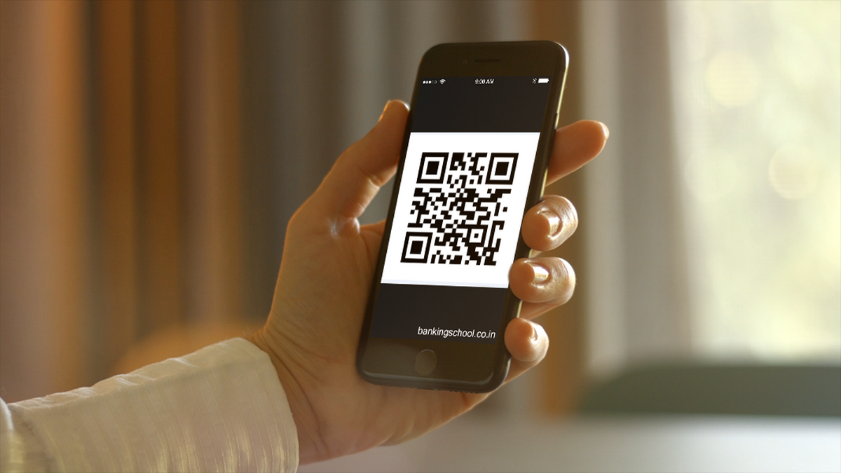 Человек держит смартфон в руке Телефон с QR-кодом в руке