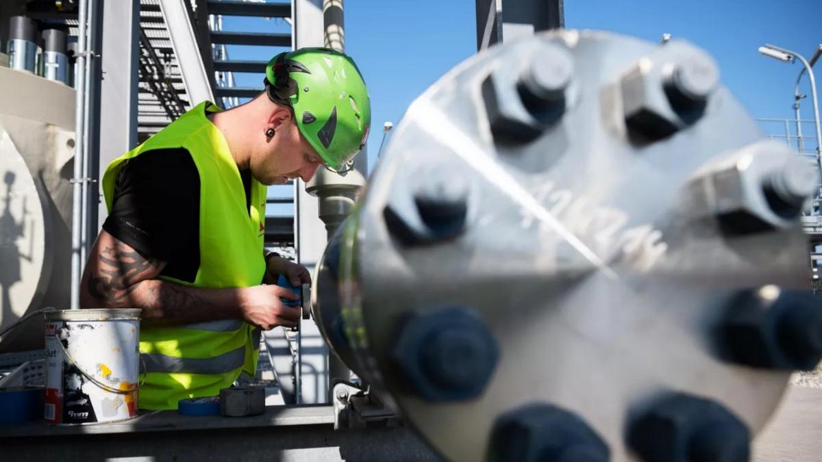Рабочий газораспределительного центра в Германии Рабочий газораспределительного центра в Германии
