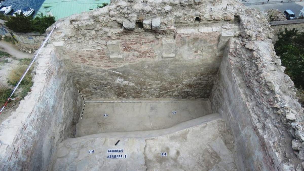 В Крыму археологи обнаружили большой генуэзский арсенал, времен османского периода Археологические раскопки в Крыму