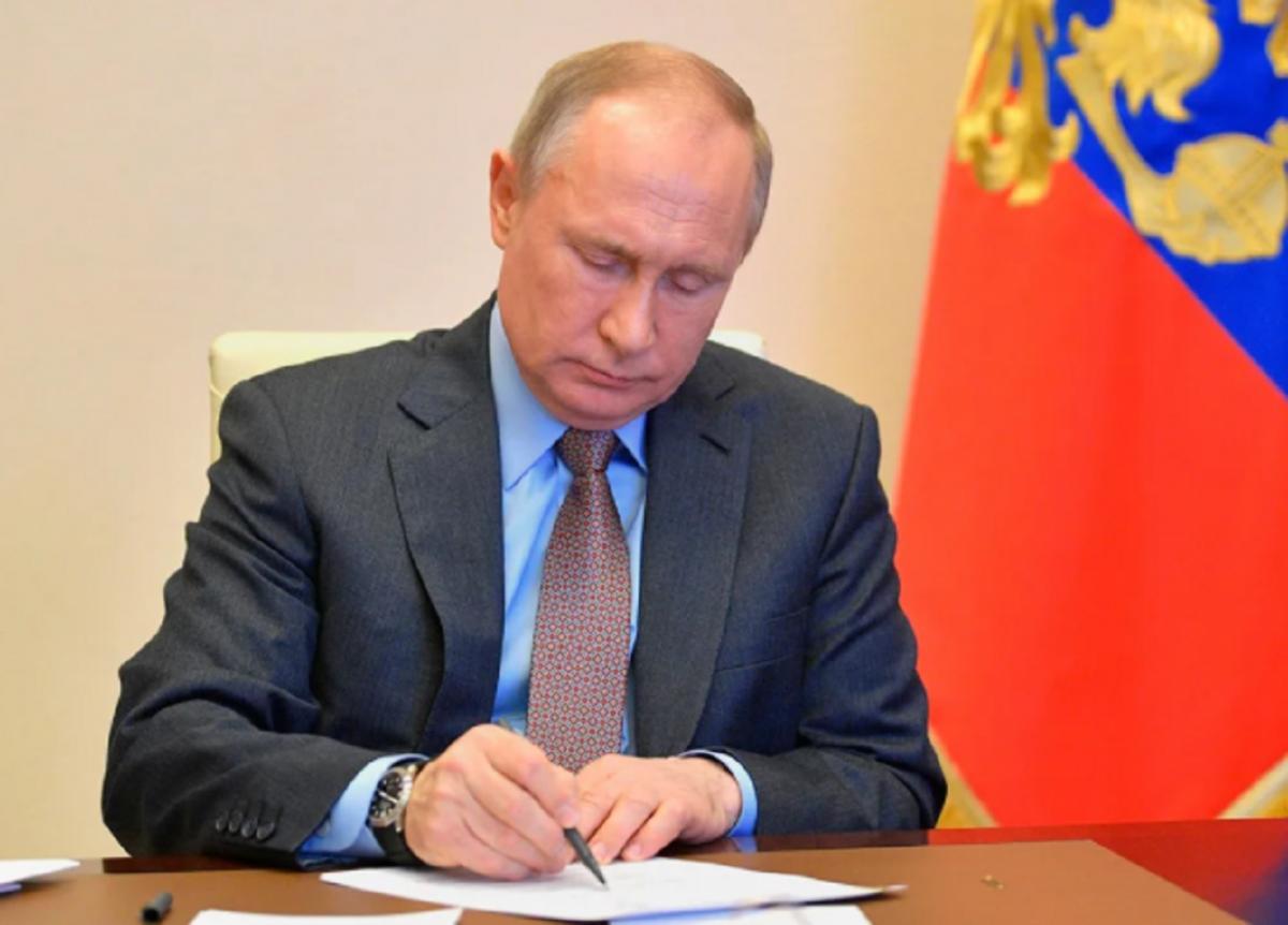 Владимир Путин подписывает указ