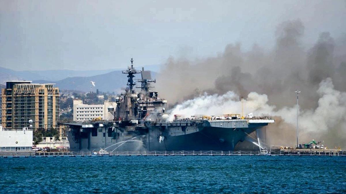 В Сан-Диего горит уни версальный десантный корабль ВМС США Десантный корабль